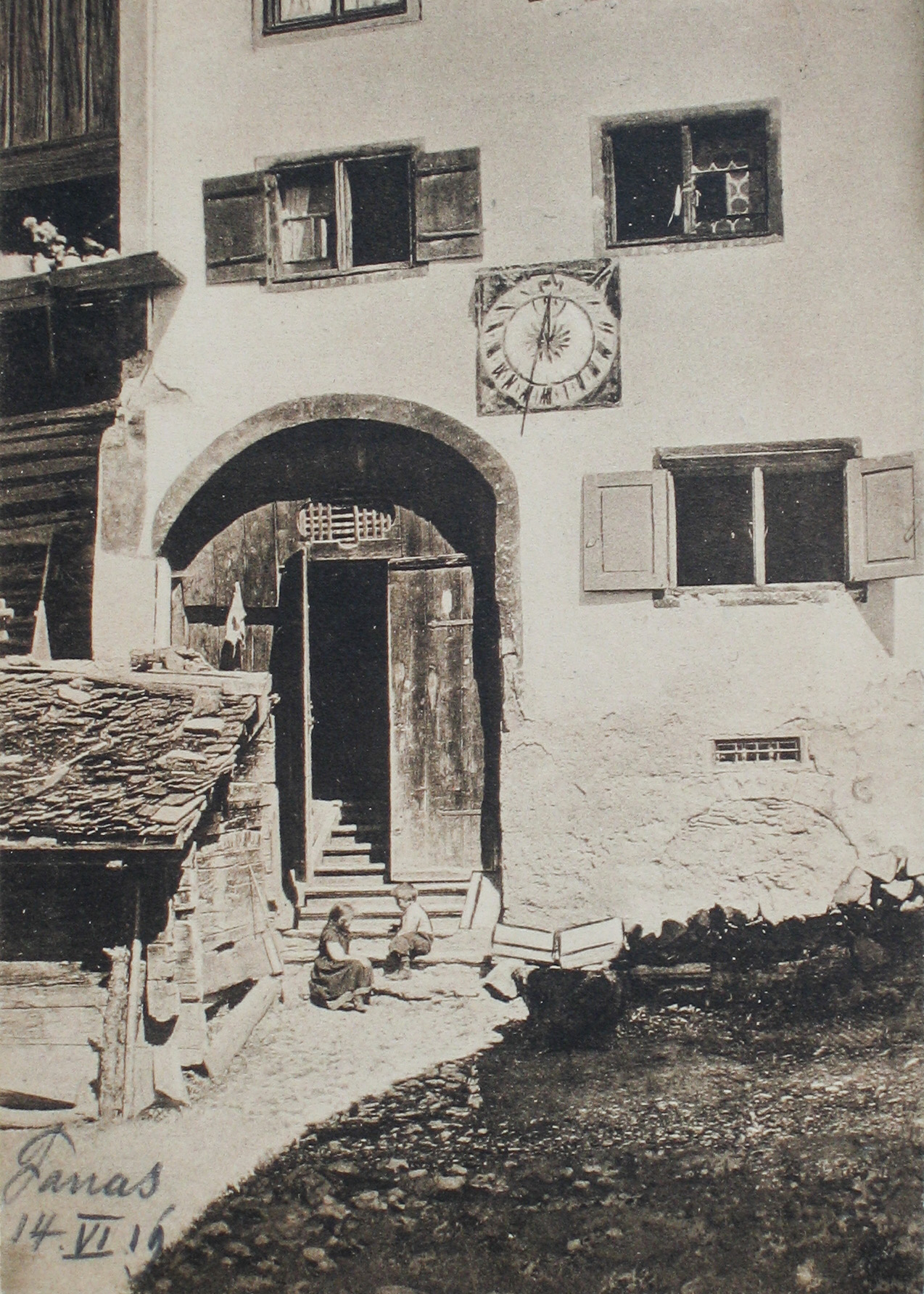 グラウビュンデン州プレッティガウで教師をしていたトーマス・ダヴァッツ。写真はダヴァッツが育った家