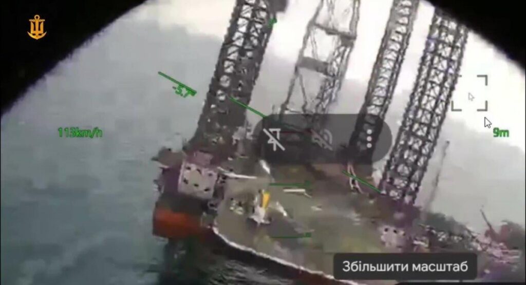 軍事史上初：ウクライナ、海軍ドローンから発射されたFPVドローンでロシアのKa-27ヘリコプターを破壊