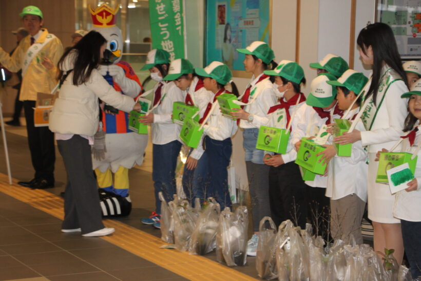 【ミス日本出場みどりの大使も参加】にいがた緑の百年物語緑化推進委員会が4月3日にJR新潟駅構内で街頭募金活動を展開 - 新潟県内のニュース｜にいがた経済新聞