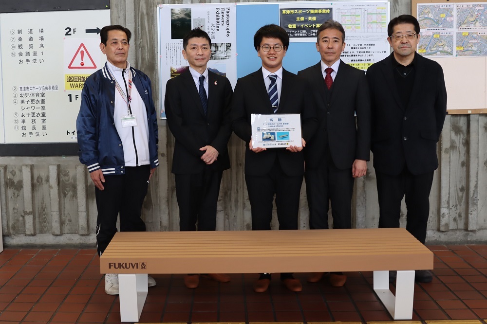 びわこ成蹊スポーツ大学が破損球を再生した「リサイクル・ベンチ」を草津市・向日市の体育館に寄贈 ― 2024年度「ビジネスプランコンテスト」での学生のアイデアが実現