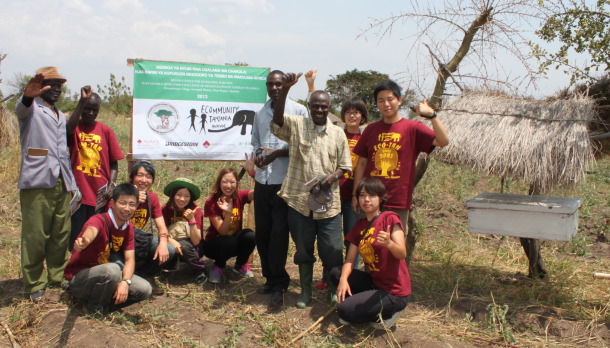 養蜂箱フェンスの設置現場で、関係者が集まっている。