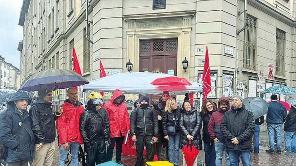 トリノのグローボとデリバルーのライダーの抗議：「9時間乗って35～40ユーロを家に持ち帰る。」そして時々彼らは私たちの自転車を盗みます。」