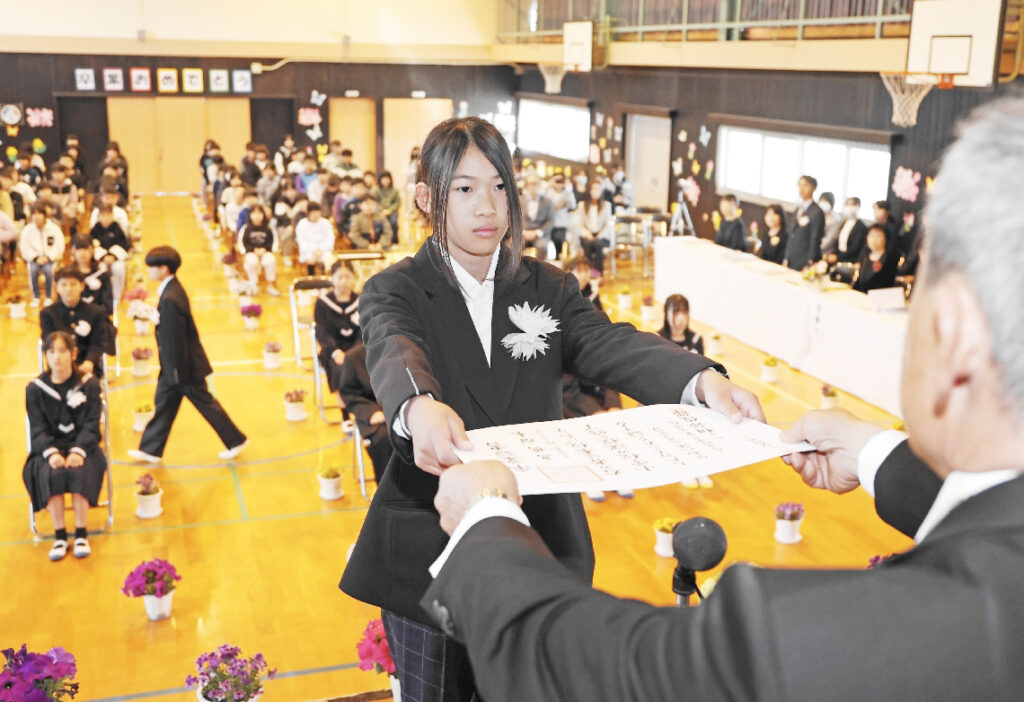 思い出胸に、大分県内の小学校127校で卒業式　入学直後に新型コロナで長期休校など経験 - 大分のニュースなら 大分合同新聞プレミアムオンライン Gate