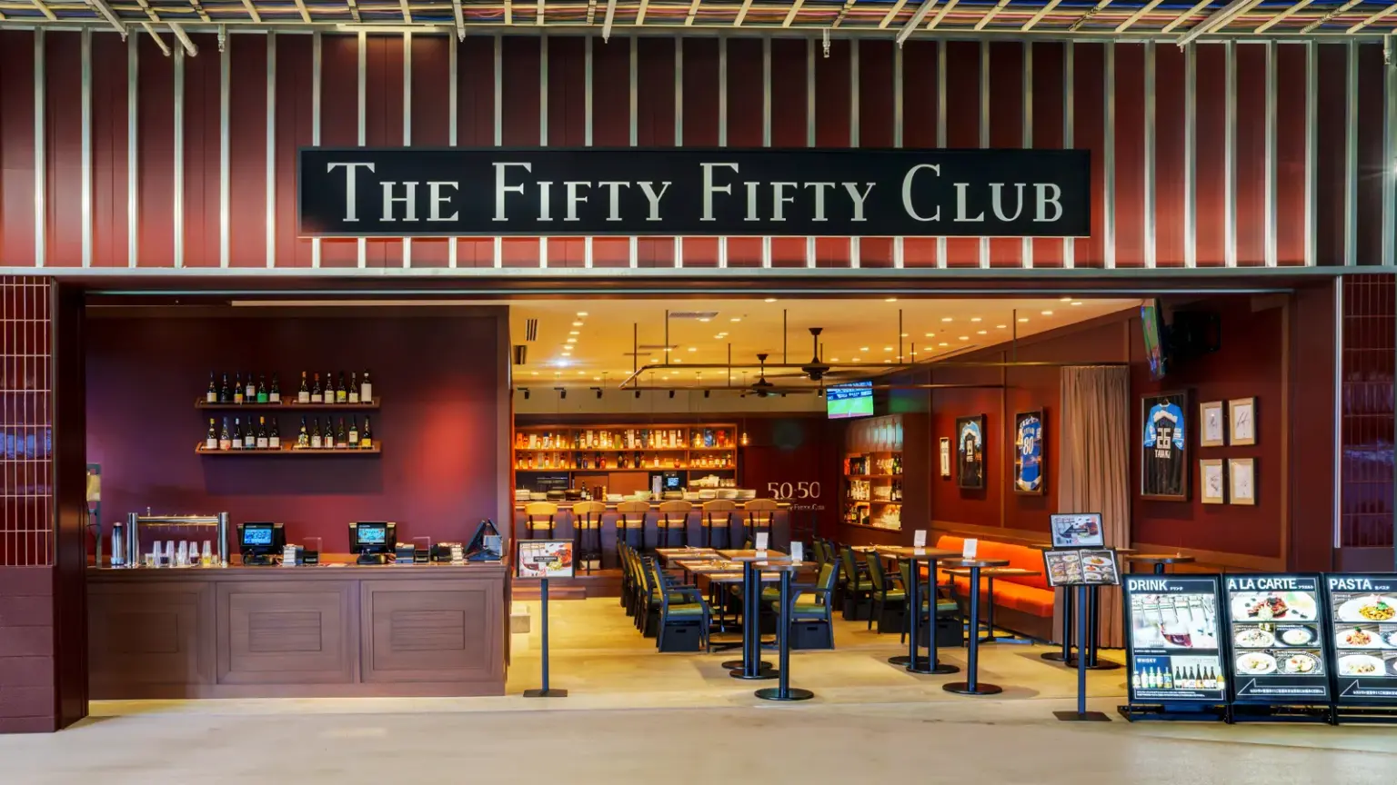 「THE FIFTY FIFTY CLUB」レストラン外観　© H.N.F.