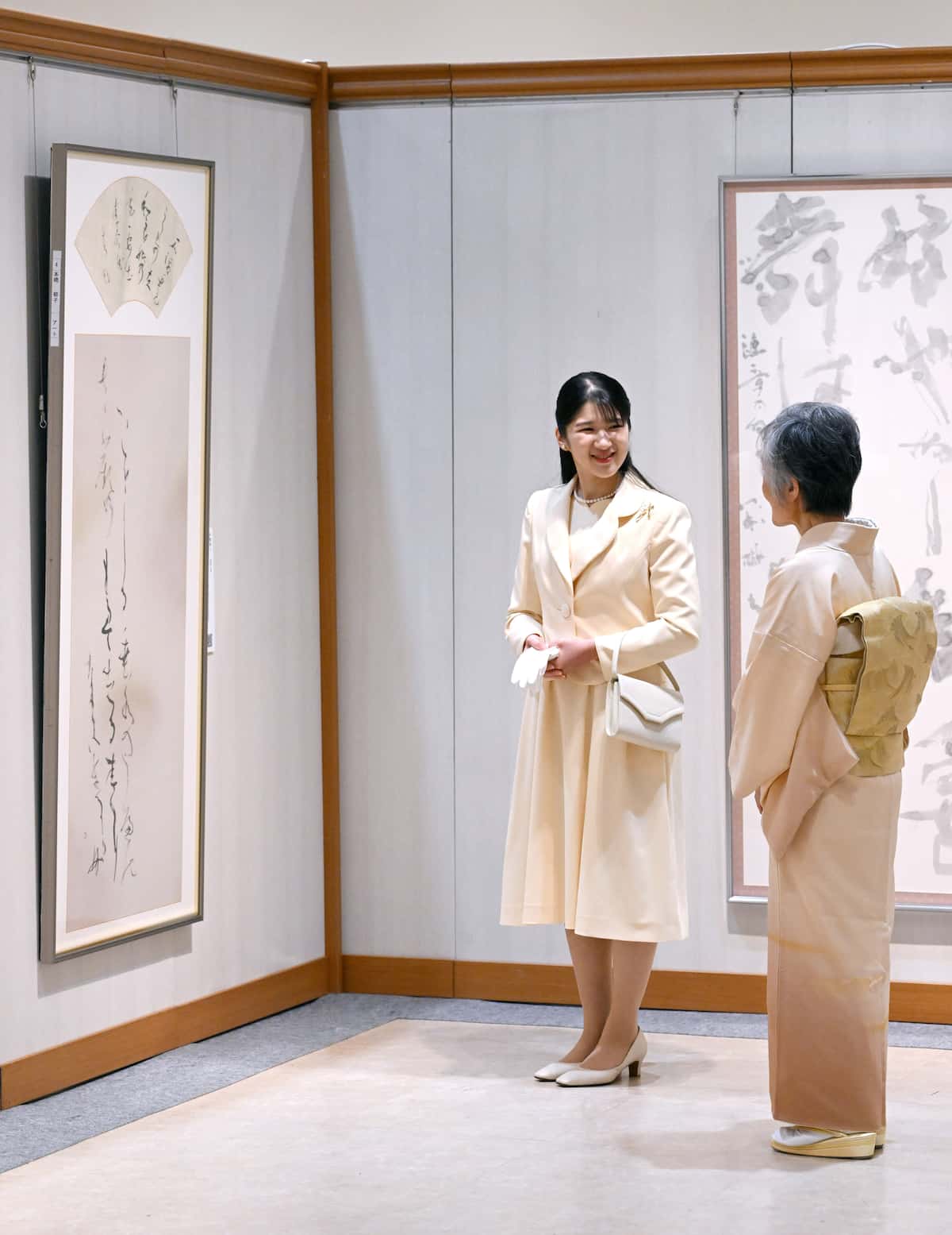 「第57回現代女流書展」を鑑賞される天皇、皇后両陛下の長女、敬宮愛子さま＝2日、東京都中央区の日本橋高島屋