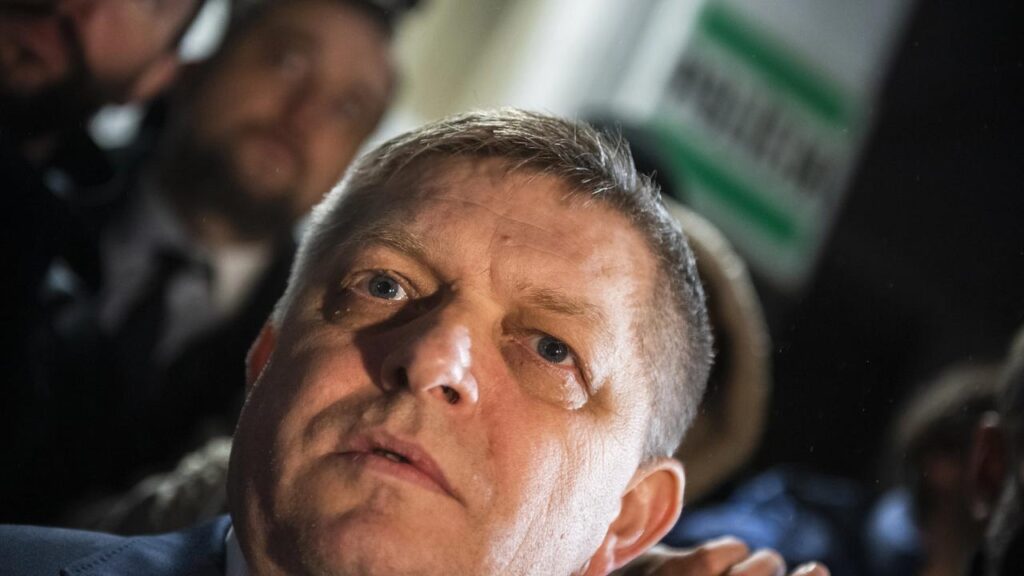 警察はロバート・フィコ首相を国家反逆罪で捜査開始