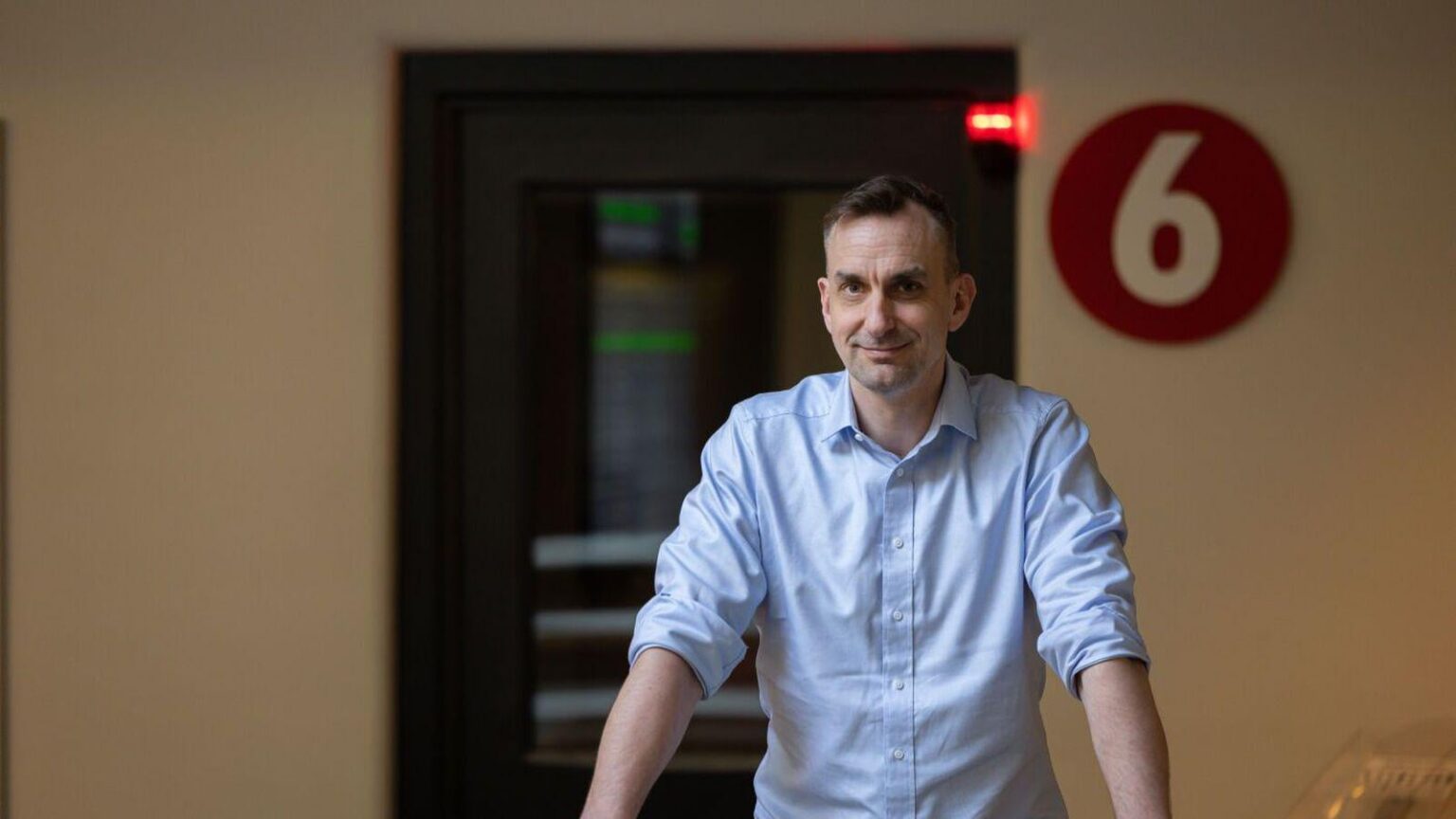 Ruvは政治的および私的な利益から独立しています