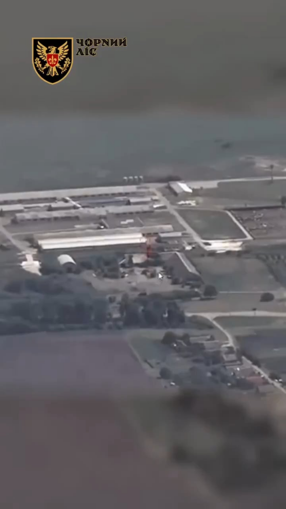 第15独立砲兵偵察旅団「黒い森」のウクライナ軍人が後方深くにあったロシアの弾薬庫を破壊した。