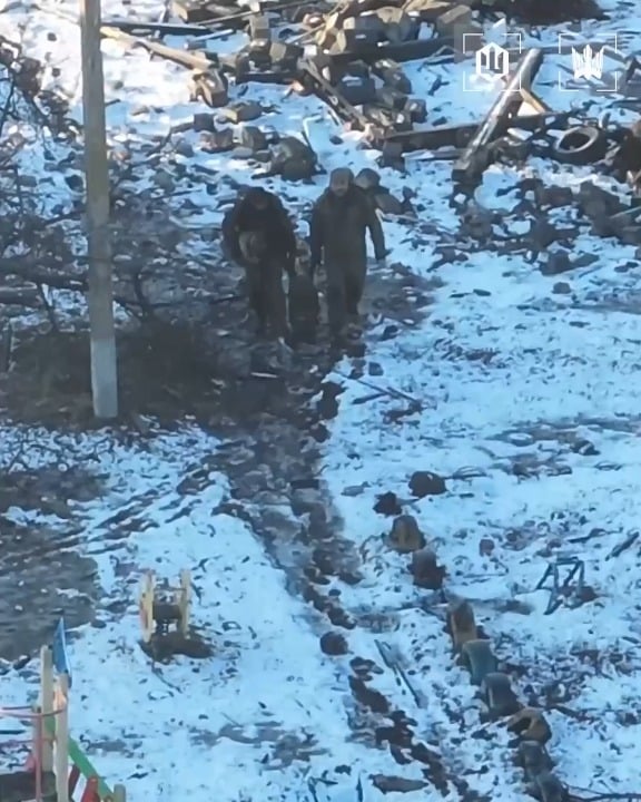 ロシア軍が破壊した学校の校庭で頭を吹き飛ばされたロシア兵。マディヤールの鳥、2026 年 3 月。