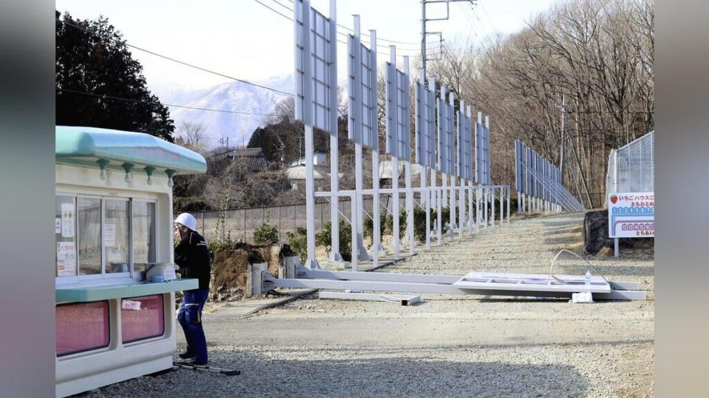 那須の観光農園で看板倒れ観光客３人下敷き、病院に搬送…現場付近に強風注意報