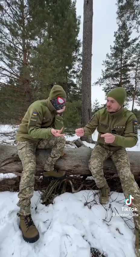 ウクライナ兵士がドローン用の光ファイバーワイヤーを製造