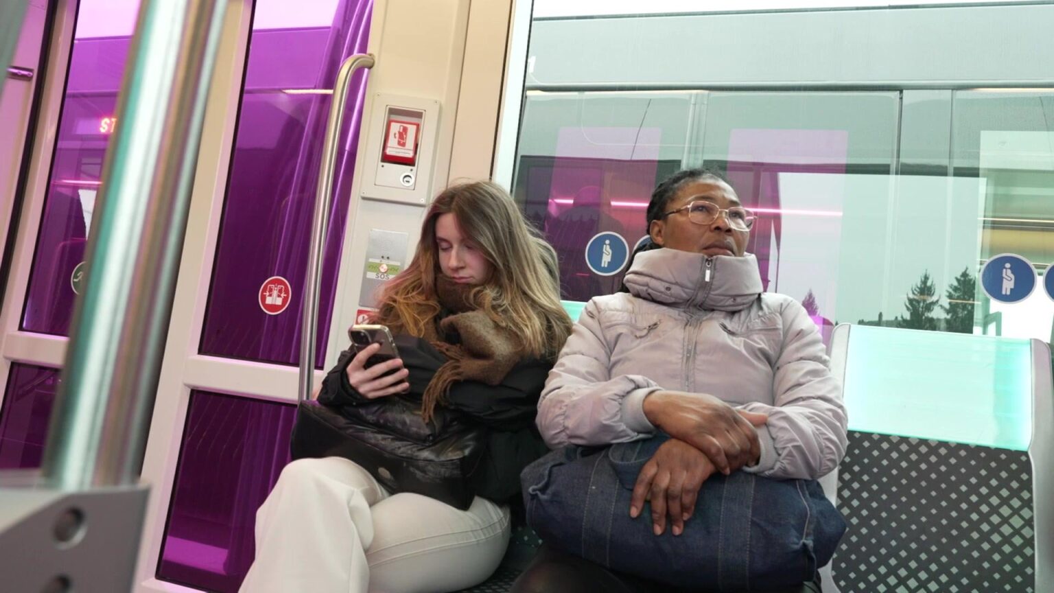 サウンドオン。公共交通機関で大音量の音楽: なぜ誰も声を上げないのか