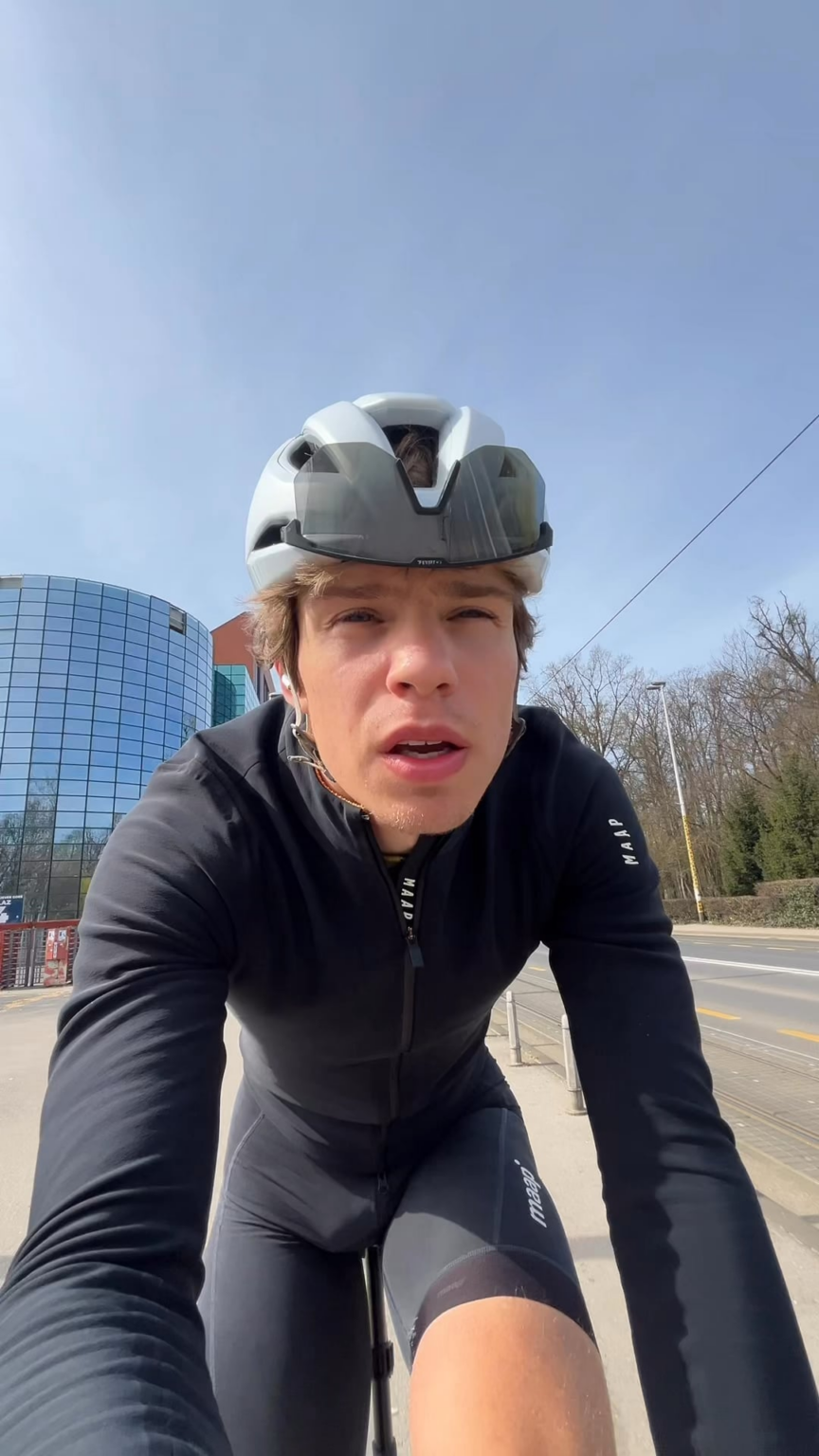 おい！私はリトアニア🇱🇹、クロアチア🇭🇷出身で、Erasmus+ と旅行の記録に参加しています。たぶんここの誰かがそれを好きになるでしょう 🙂