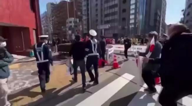 【動画】‪こちらの動画を見れば「中国人の男が座り込む騒動」ではなく、「中国の国旗を持った男性」が日本の国旗を持った男性」に襲撃されて押し倒されたように見える。にも関わらず、切り取られた動画では中国の旗を持った男性が座り込んでいるところから開始している。そして、「中国人が座り込む騒動」、「東京マラソンを妨害する中国人」として、切り抜きで発信されている。‬