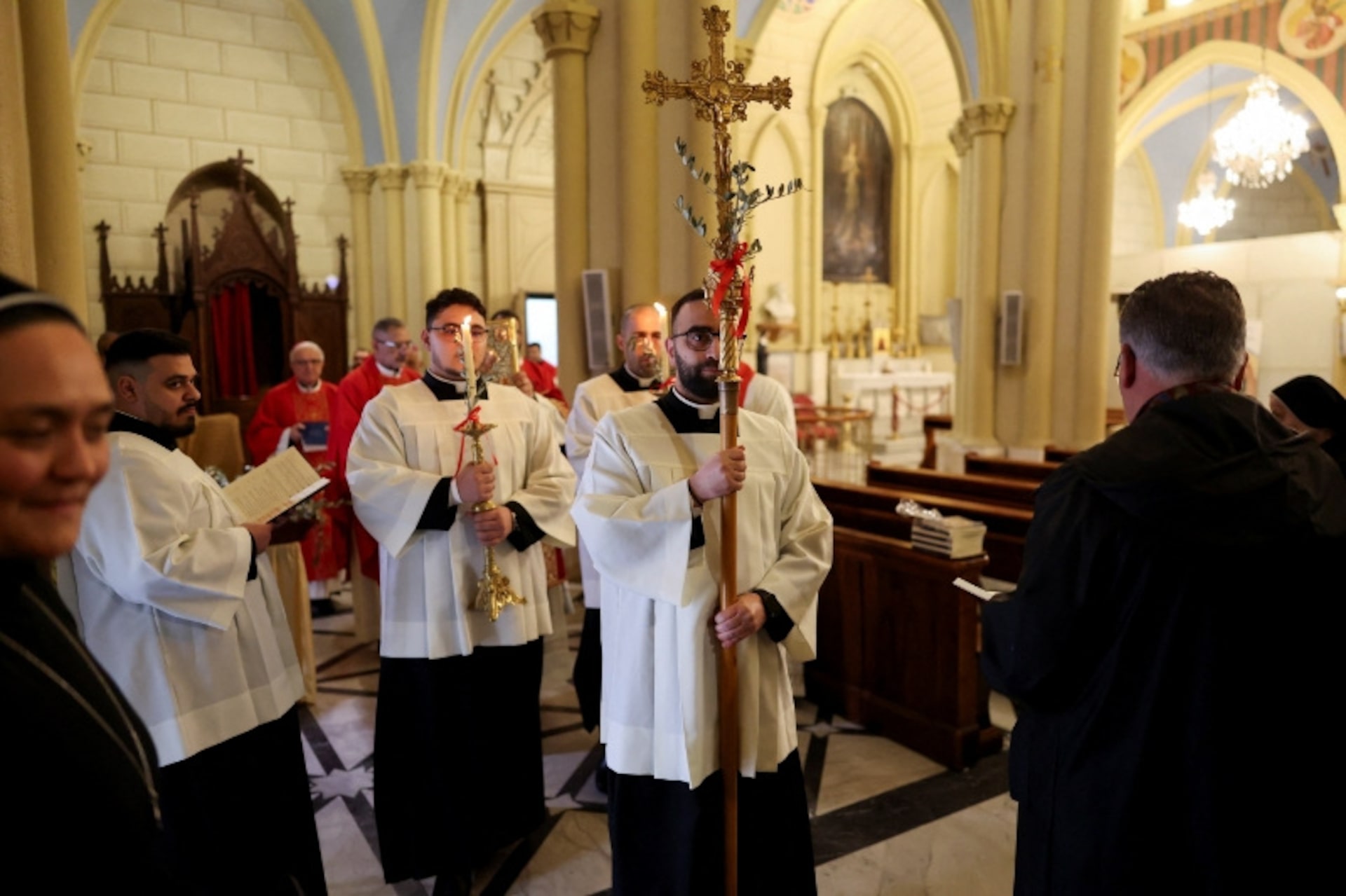 大規模な集会が制限されていることや、米国とイスラエルのイランとの対立を背景に、オリーブ山からエルサレムへの伝統的な棕櫚の主日の行列が中止された。