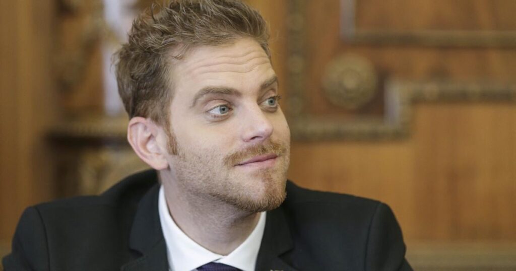 ブカレストでイラン・ラウファーさんと5歳の双子がスクーターで道路を横断中に車にはねられた