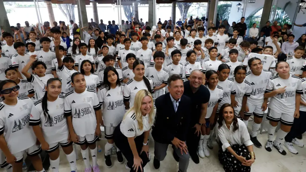 Roberto Carlos visits the Educational Football Program Jalisco, Mexico