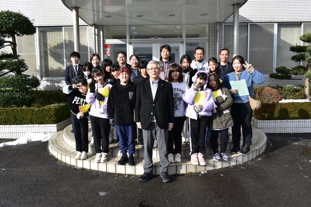 伊平屋の子　鳥取で交流　村産モズクの加工場見学