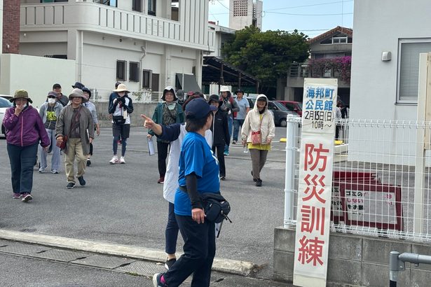 津波避難で防災訓練　沖縄市、海邦町自治会