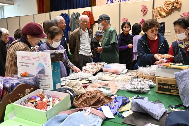 老人ク連合会が作品展　沖縄市、編み物や陶芸、書道
