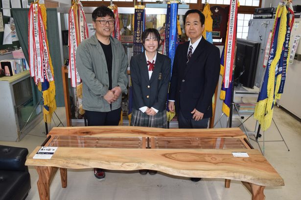 母校・玉城中に自作テーブル　沖縄工業高・磯貝咲葵さんが寄贈