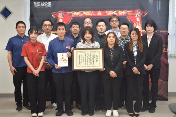 全国１１店舗から　首里城に２１９万円　沖縄物産企業連合