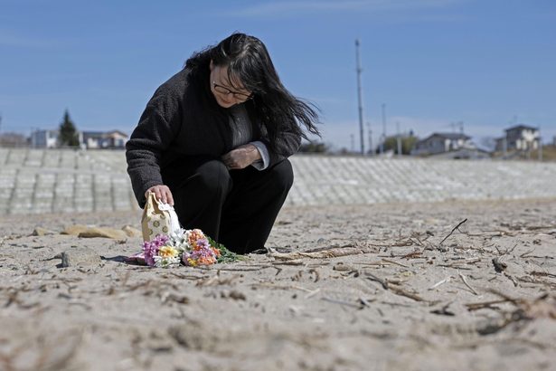 遺骨胸に「もう安心だよ」　山根千弓さん（岩手）　一緒に迎えた１１日昨年判明の娘