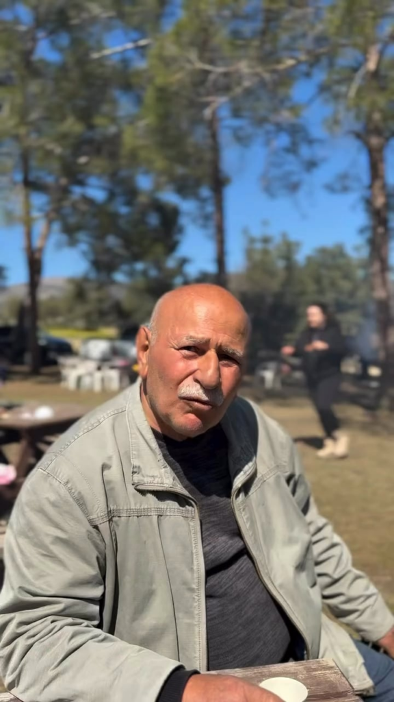 この男性がキプロス語ギリシャ語を話すのを聞いていると、トルコ語でキプロス語のアクセントがどのように聞こえるか理解できるようになったと思います。同意しますか？