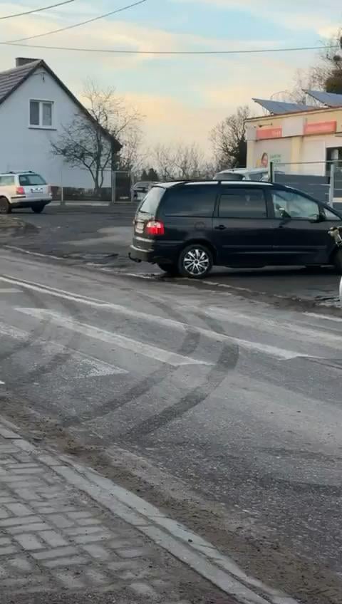 ポズナン近郊で食料品の買い物をする人型ロボットが発見される