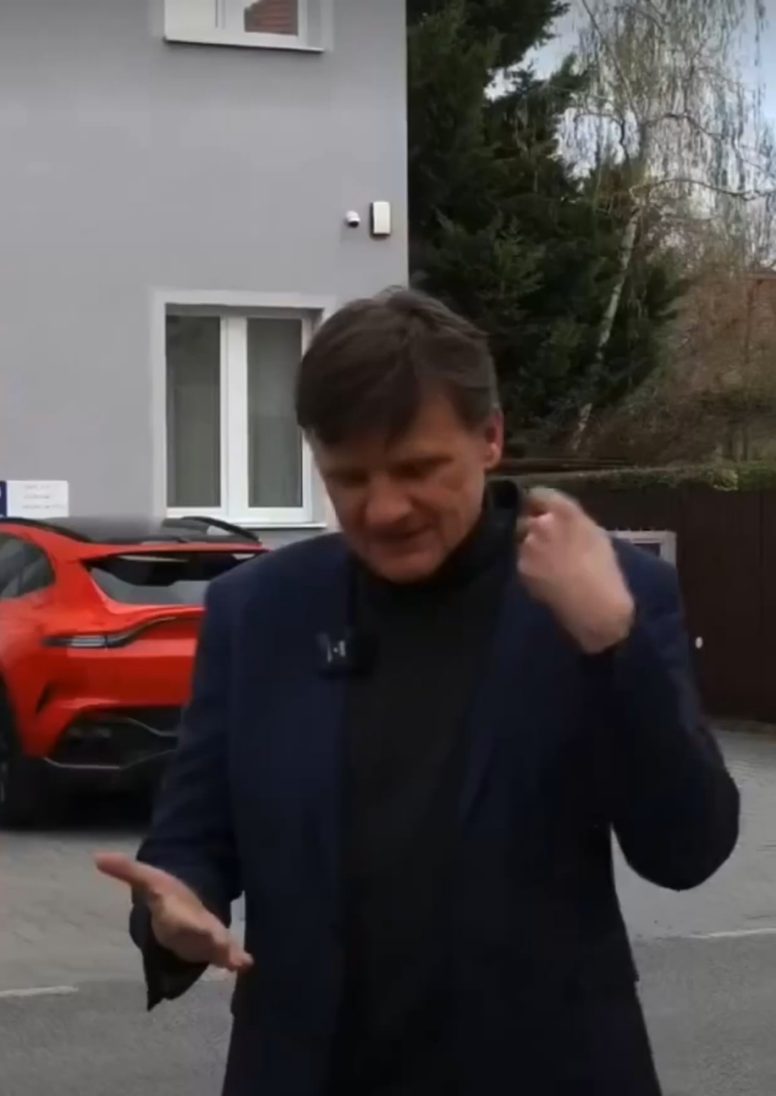 ガスパールは秘密情報機関を悪用して、危険な情報を入手します。