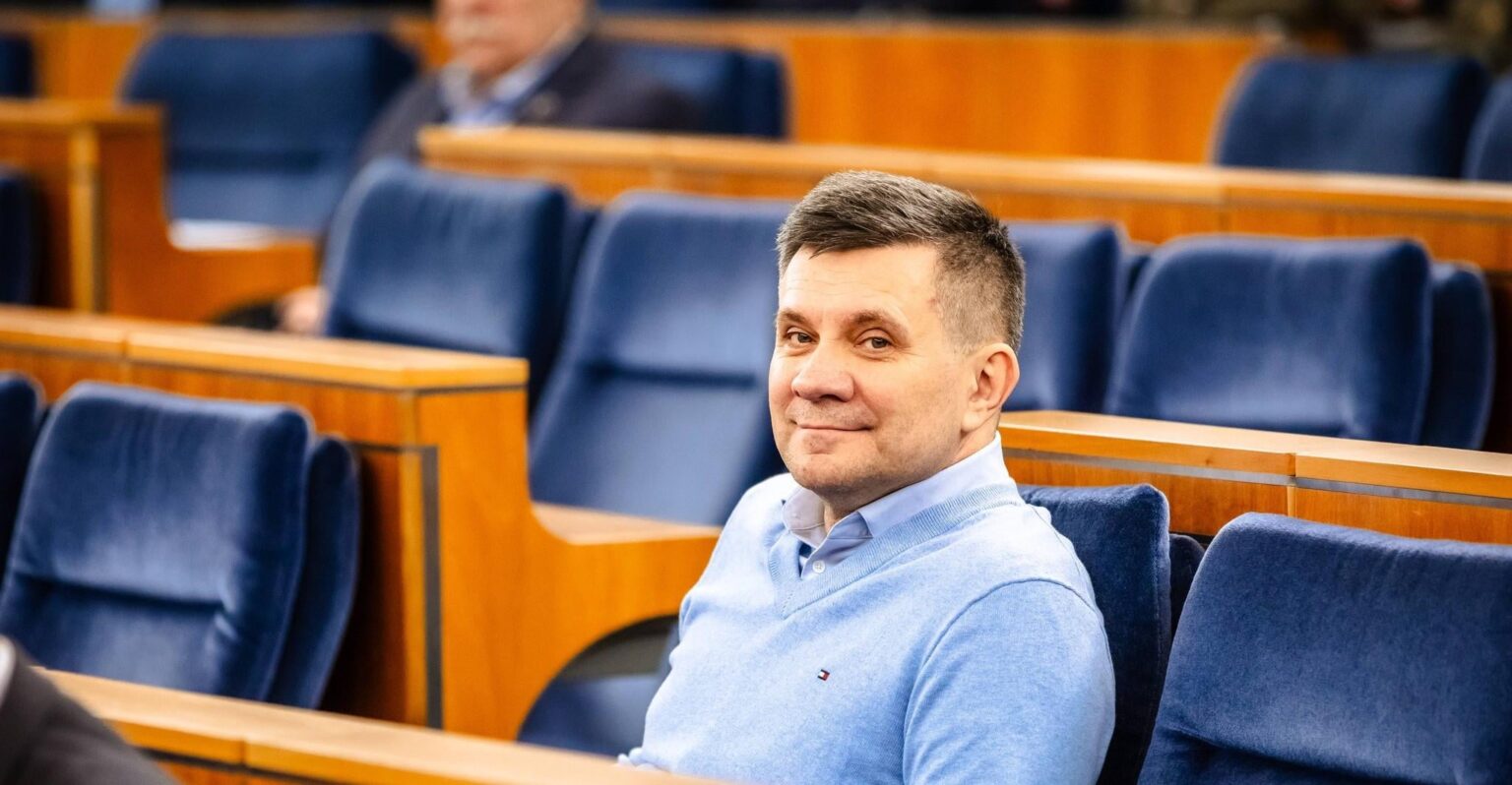 ポーランド野党PiS党、「民族主義的」転向を批判で上院議員を追放