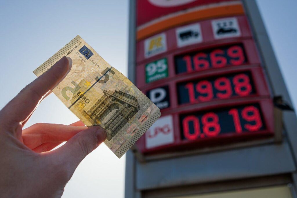 長く待つ必要はありませんでした。リトアニアのディーゼル価格はすでに 1 リットルあたり 2 ユーロの水準にあります