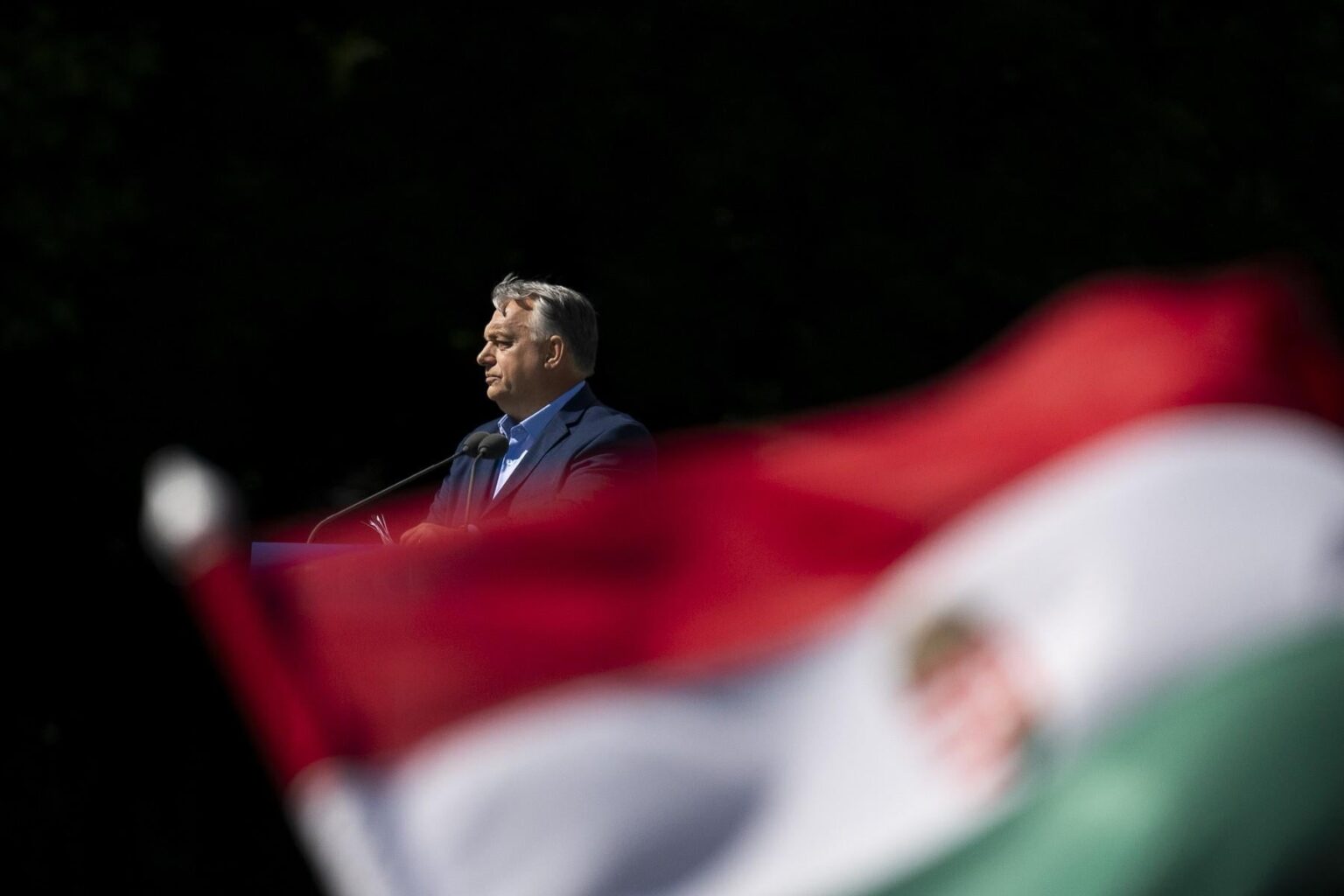 ハンガリー政府高官、ルーマニアで学生から「なぜトランシルヴァニアの若者がハンガリー首相ヴィクトール・オルバンの党の選挙活動に報酬をもらっているのか？」と問い詰められた。