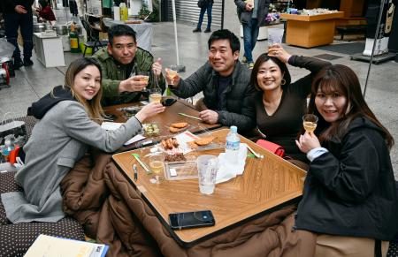 土佐の「おきゃく」始まる 酔って歌ってみんなで乾杯