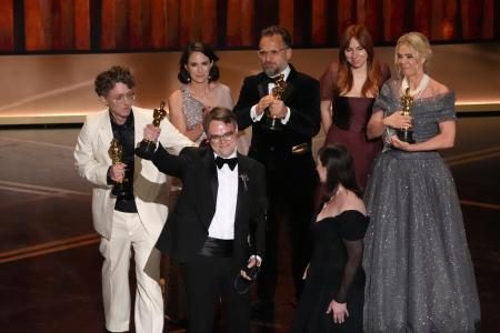 ロシア愛国教育の作品受賞　演説で反戦訴え、米銃乱射題材も