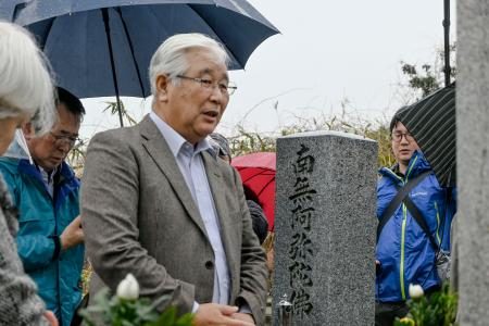 遺族「再審無罪まで見守って」　滋賀・日野町事件、命日に墓参