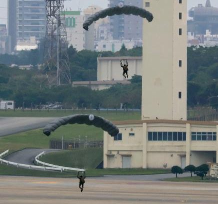 米軍初の２日連続降下訓練　沖縄・嘉手納、県は中止要求