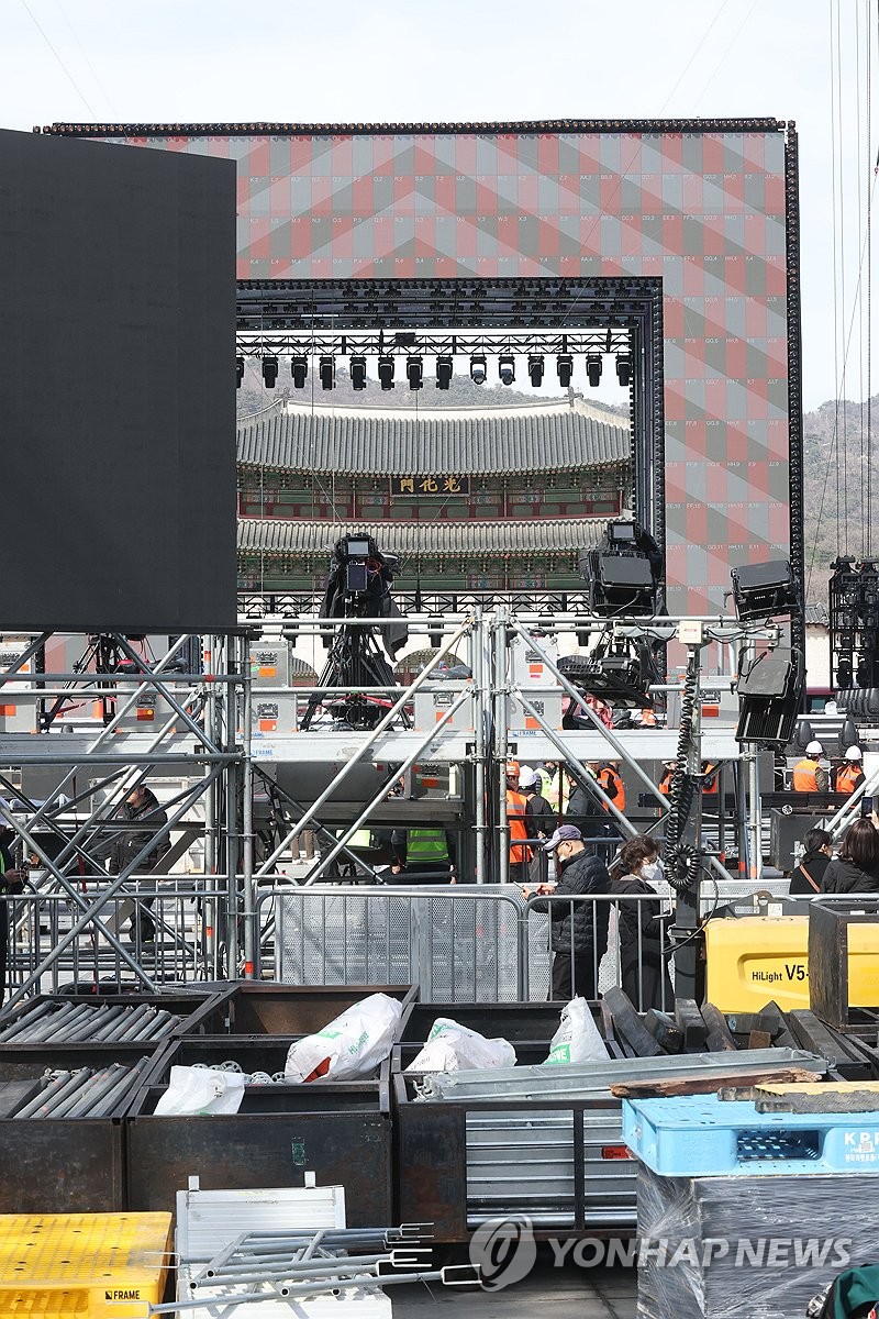BTSの公演が開催される光化門広場でステージの設営作業が行われている=19日、ソウル(聯合ニュース)