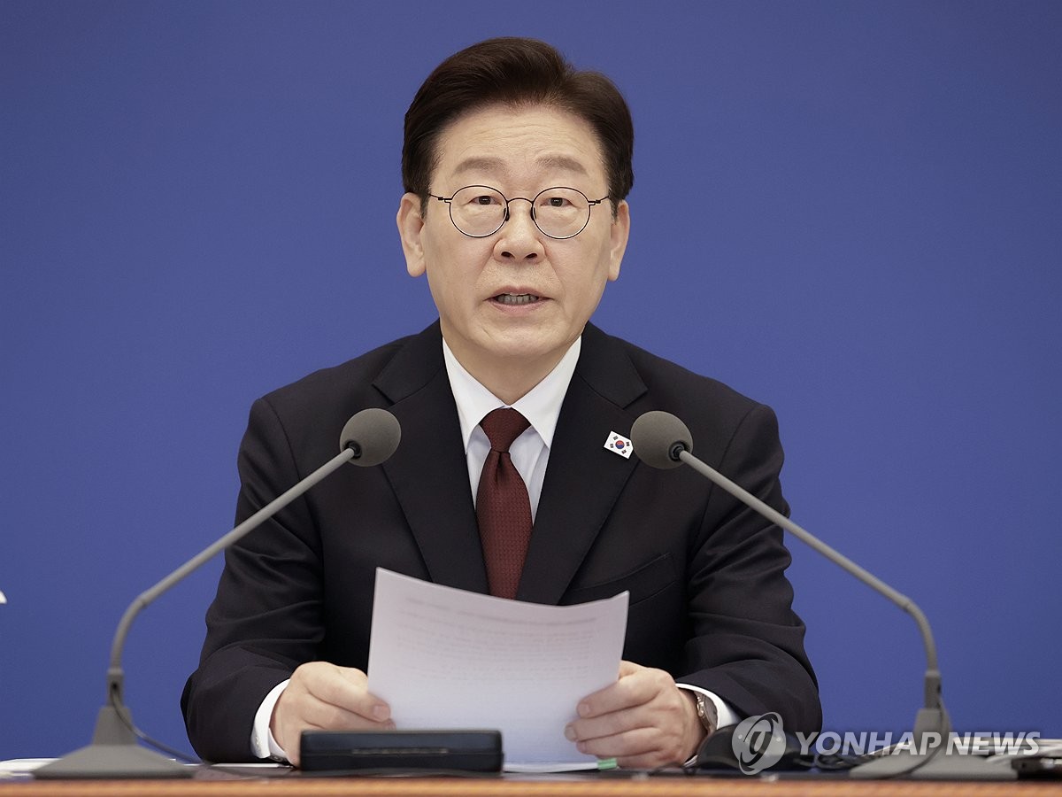 非常経済点検会議で発言する李大統領＝26日、ソウル（聯合ニュース）