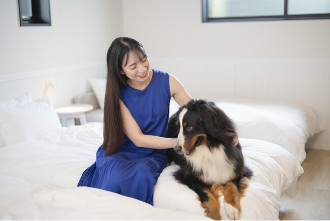 【いぬやど新掲載】滋賀県彦根市に登場、琵琶湖の風を感じながら愛犬と過ごす一棟貸切のプライベートヴィラ。優雅なラグジュアリーステイを叶える「LAKE villa CHITOSE」 - エキサイトニュース