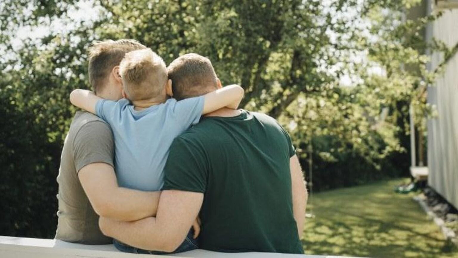 養子縁組、少年法廷が民事的に結束した同性カップルに門戸を開く：「それを禁じるのは差別だ」