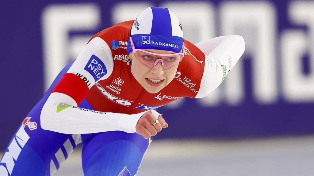 ジョイ・ビューネが3,000メートルの特別スケート対決でジェニング・デ・ブーを僅差で破る