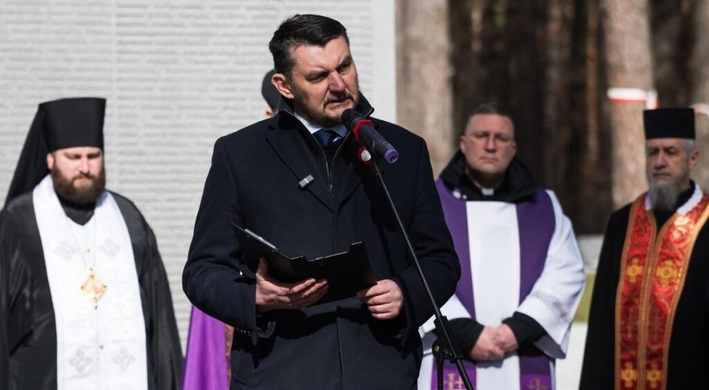 ポーランド人とウクライナ人、キエフ近郊のビキヴナ墓地でカティンの犠牲者を追悼