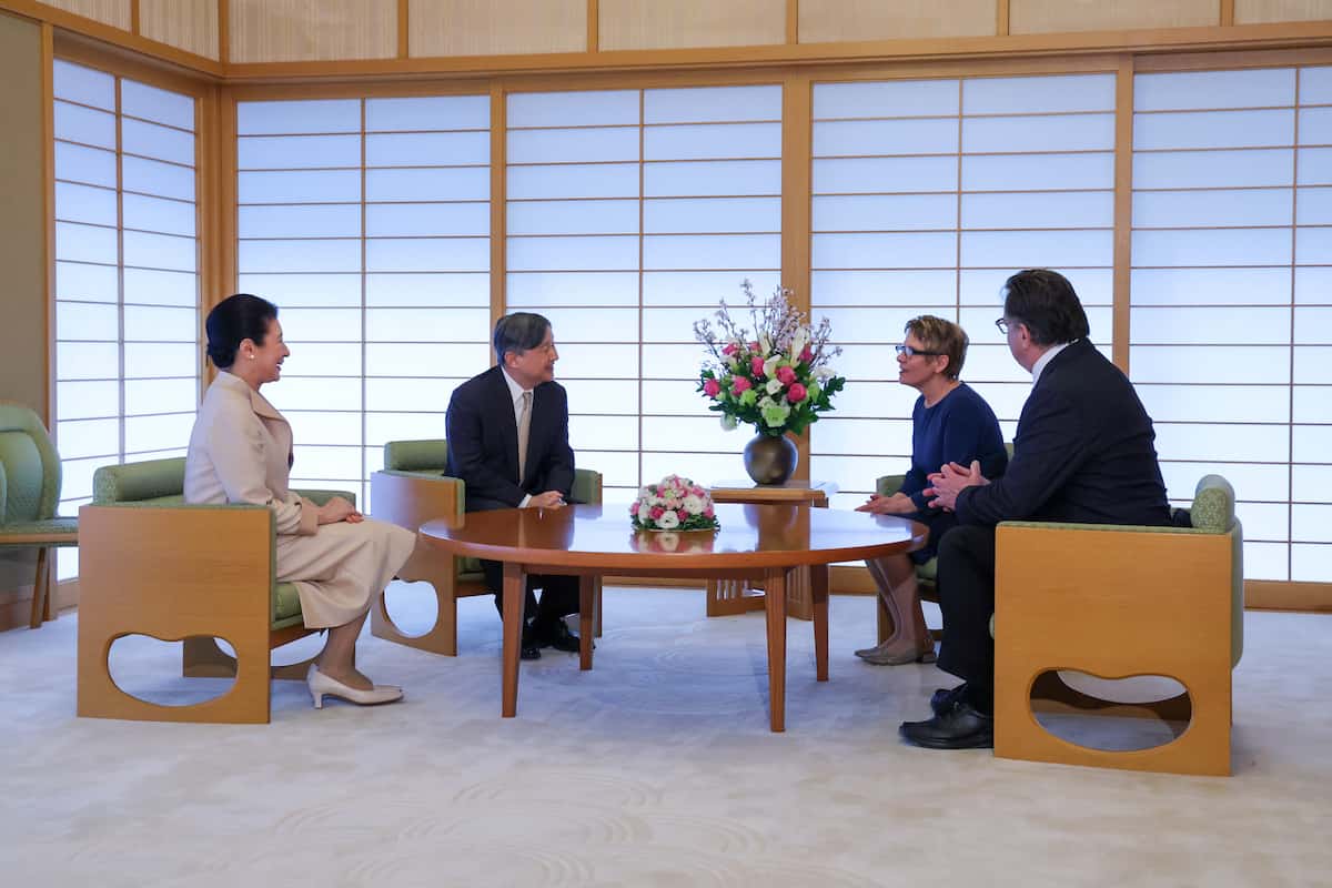 カナダの上院議長夫妻と会見される天皇、皇后両陛下＝4日、皇居・御所