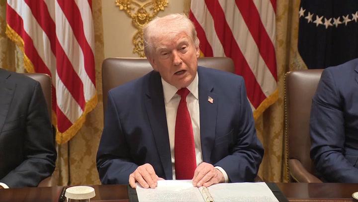 トランプ大統領、最新の侮辱で英国の空母を「おもちゃ」に喩える