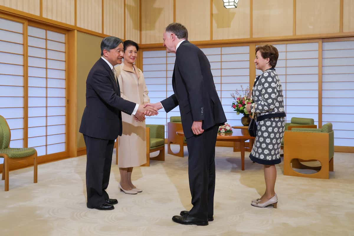 オーストラリア連邦最高裁判所長官夫妻と会見される天皇、皇后両陛下＝4日、皇居・御所