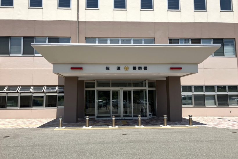 【けが人なし】新潟県佐渡市の商業施設に車が突っ込む、80歳代女性が運転 - 新潟県内のニュース｜にいがた経済新聞