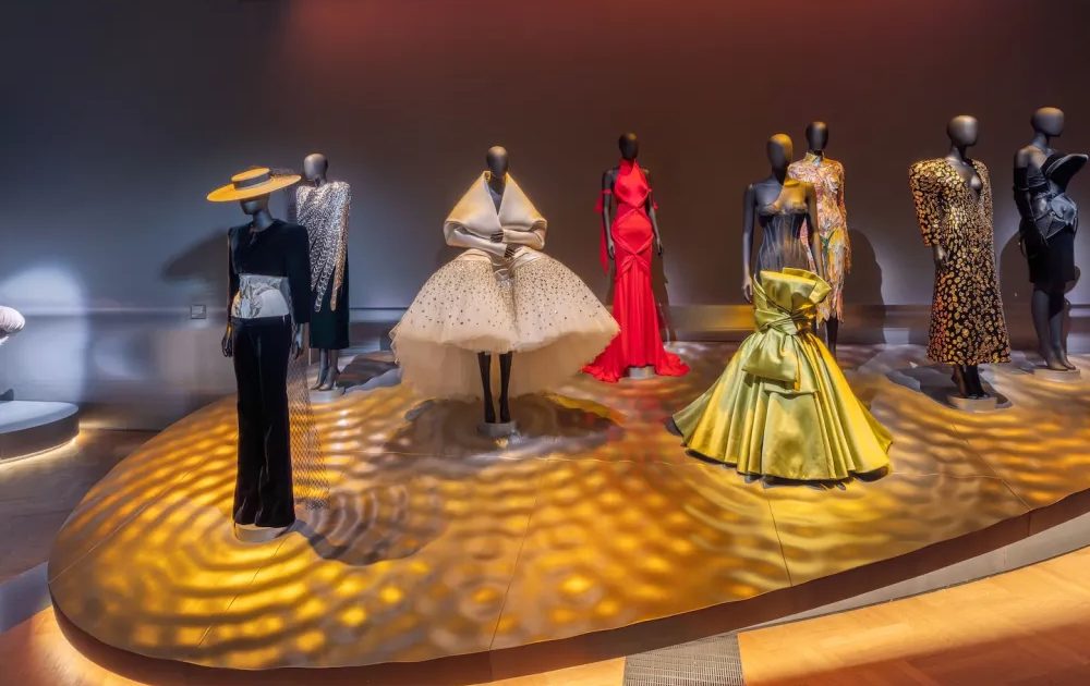 「服は芸術になりうるか」──スキャパレリが切り拓いた100年を辿る大回顧展がイギリスで開幕 | ARTnews JAPAN（アートニュースジャパン）