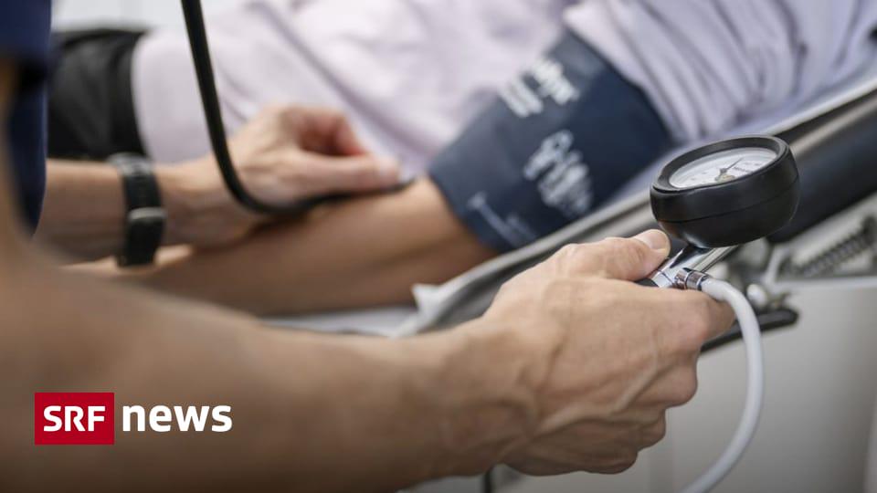 Nationalratは、職場における医師の守秘義務の緩和を求めるSVP動議を審議している。病気や事故による欠勤を減らすことが目的です。この提案は物議を醸している。