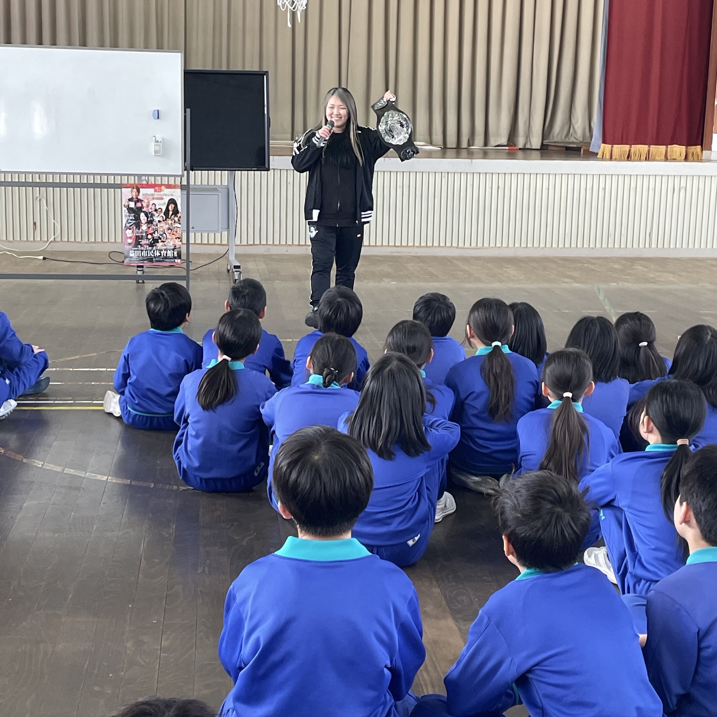 夢授業で子どもたちにベルトを見せる青木いつ希